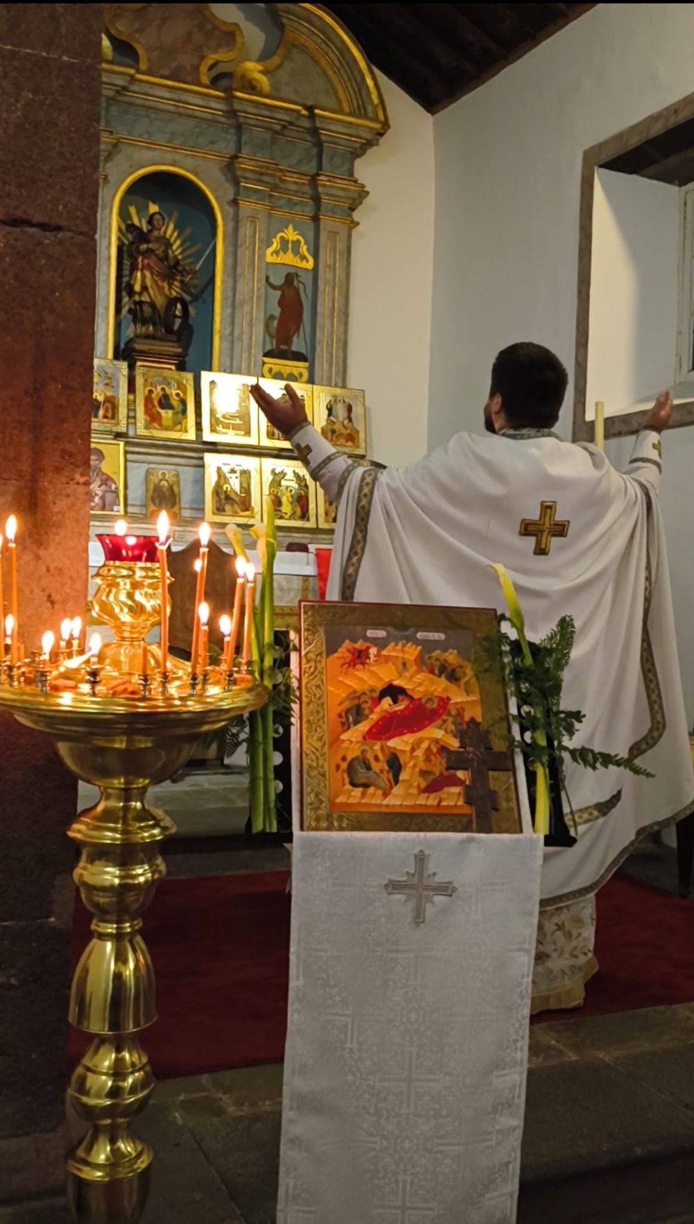 Божественная литургия в часовне на Мадейре, священник у престола